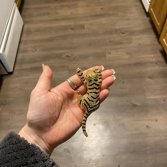 Vintage Rhinestone& Black Enamel Leopard Brooch - Picture 8 of 9